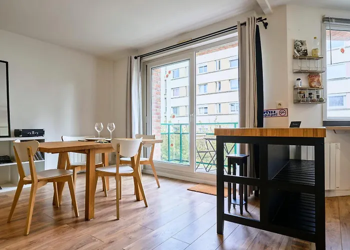 Apartment Balconyparking Space Near Train Station