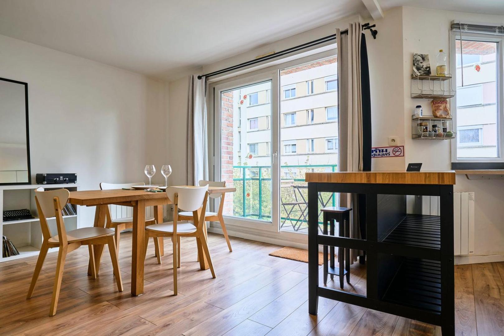 Apartment Balconyparking Space Near Train Station